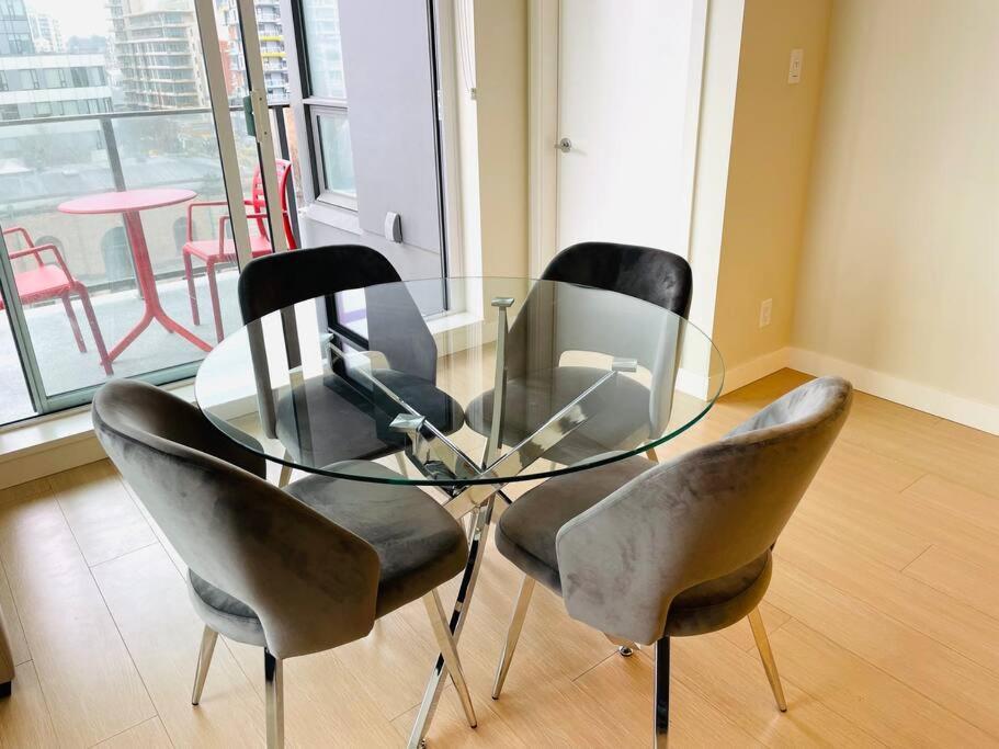 Lovely Downtown 2 Bedroom Condo With Free Parking Victoria Extérieur photo