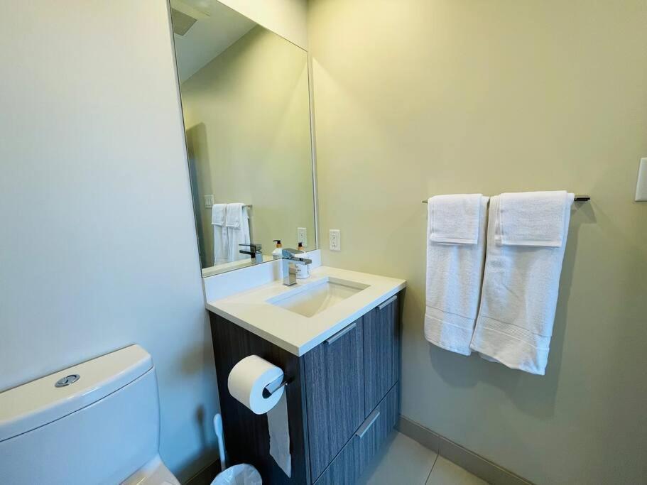 Lovely Downtown 2 Bedroom Condo With Free Parking Victoria Extérieur photo